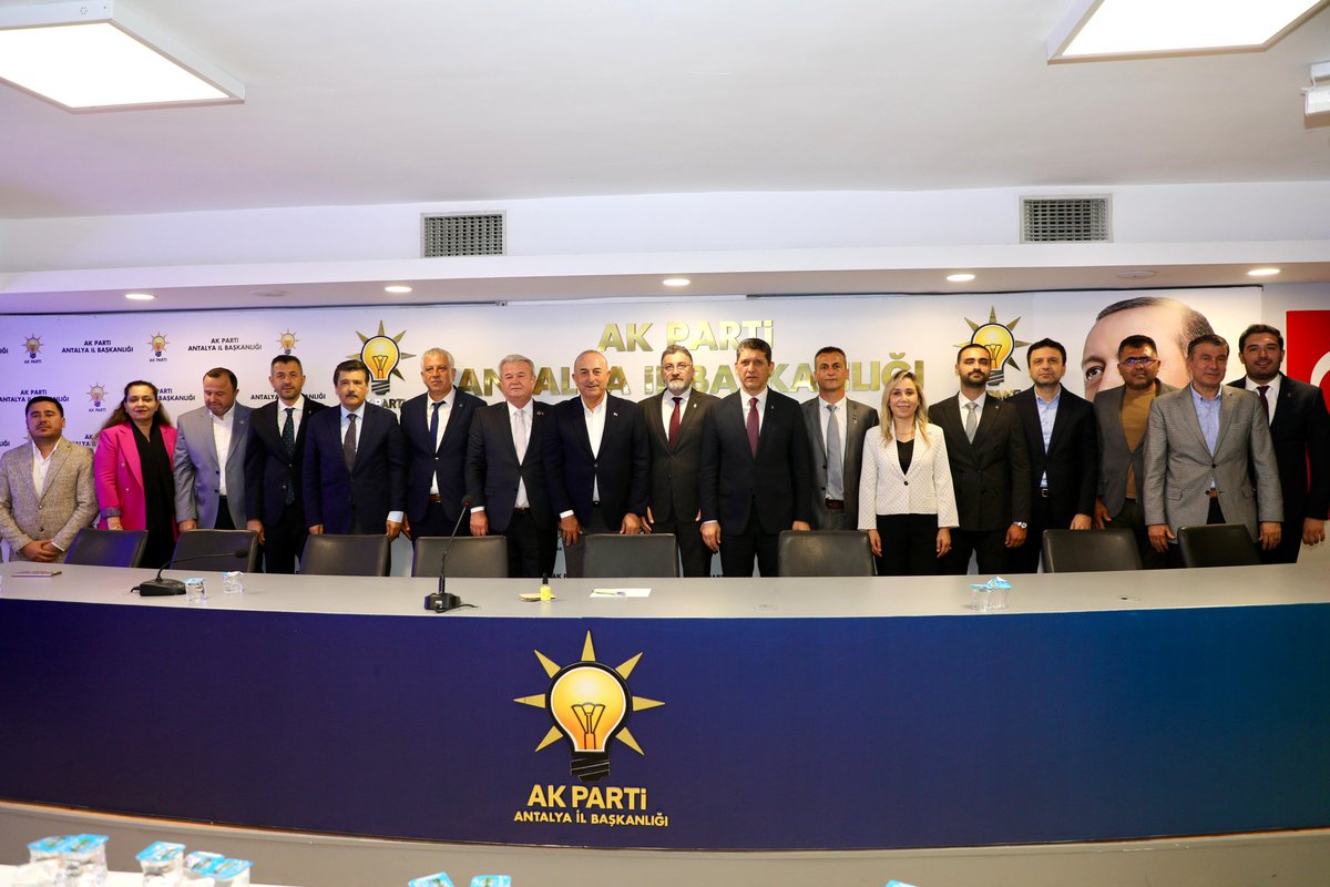 GlinZboz's tweet photo. 📍Antalya İl Başkanlığı

Cumhurbaşkanımız ve Genel Başkanımız Sayın Recep Tayyip Erdoğan’ın (@RTErdogan ) liderliğinde büyüyen AK Parti ailemiz her geçen gün güçlenmeye devam ediyor.

Bakanımız Sayın Mevlüt Çavuşoğlu (@MevlutCavusoglu ), İl Başkanımız Sayın Ali Çetin (@alicetin_07), Milletvekillerimiz Sayın Mustafa Köse (@avmustafakose), Sayın Tuba Vural Çokal (@tubavuralcokal), Sayın Kemal Çelik (@kemalcelik007) , Sayın İbrahim Ethem Taş (@ethemtas ) ve Serik Belediye Başkanımız Sayın Kadir Kumbul (@drkadirkumbul07 ) ile birlikte; Serik Belediyesi CHP Meclis Üyeliğinden ayrılarak AK Parti’mize katılan kıymetli meclis üyelerimizin rozetlerini takdim ettik.

AK Parti ailemize katılan yol arkadaşlarımıza hoş geldiniz diyor, birlik ve beraberlik içinde Serik’imiz için durmadan çalışacağımıza yürekten inanıyorum.

@tugbaisikercan 
@alicetin_07 
@akkadinantalya
