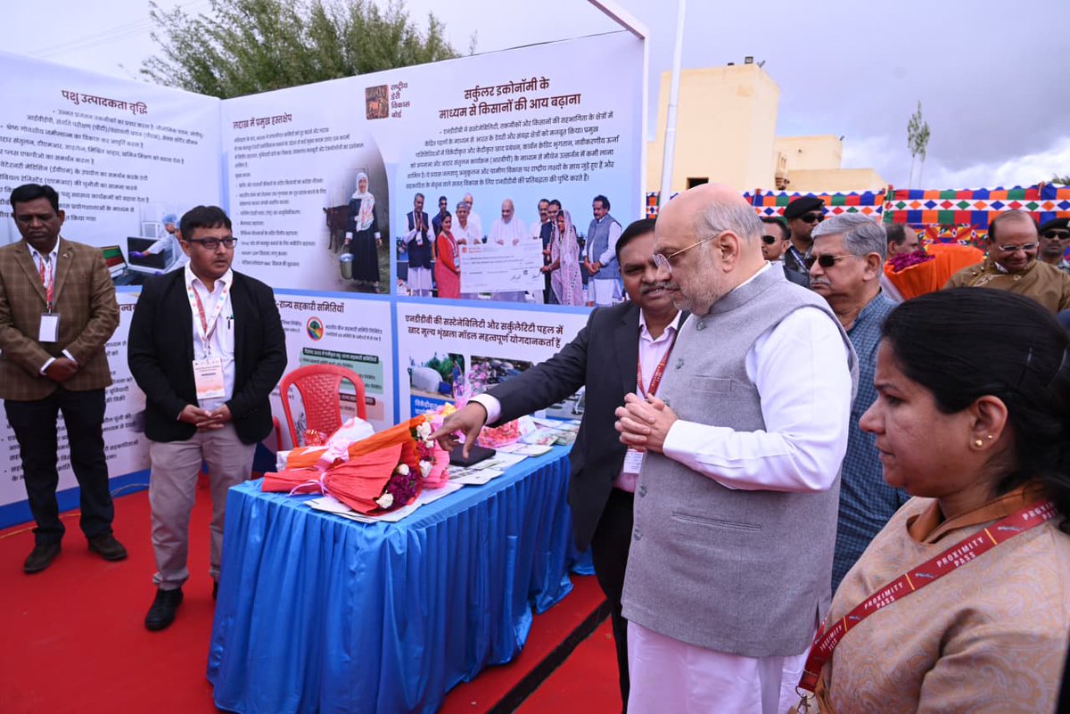 NDDB_Coop's tweet photo. आज लेह में डेयरी विकास से जुड़ी कई पहलों का का शुभारंभ किया गया । इस कार्यक्रम में माननीय केंद्रीय गृह मंत्री ( @HMOIndia ) एवं सहकारिता मंत्री ( @MinOfCooperatn ) श्री @AmitShah जी मुख्य अतिथि के तौर पर उपस्थित रहे। इस विशेष अवसर पर श्री राजीव रंजन सिंह उर्फ ललन सिंह जी ( @LalanSingh_1 ), माननीय केंद्रीय मंत्री, मत्स्यपालन, पशुपालन एवं डेयरी तथा पंचायती राज ( @Dept_of_AHD @mopr_goi ) के साथ श्री विनय कुमार सक्सेना, उपराज्यपाल, लद्दाख ( @lg_ladakh ) प्रो. एस. पी. सिंह बघेल जी ( @spsinghbaghelpr @mos_fahd_pr ), माननीय राज्य मंत्री, मत्स्यपालन, पशुपालन एवं डेयरी ( @Min_FAHD ) एवं पंचायती राज; श्री जॉर्ज कुरियन जी ( @GeorgekurianBjp ), माननीय राज्य मंत्री, मत्स्यपालन, पशुपालन एवं डेयरी और कई अन्य गणमान्य अतिथि उपस्थित रहे ।

कार्यक्रम की शुरुआत के पूर्व आदरणीय मंत्रीगण ने लेह में लगाए गए विभिन्न प्रदर्शनी स्टॉल्स का अवलोकन किया ।

एनडीडीबी के स्टॉल में White Revolution 2.0, सहकारी ढांचे को सशक्त बनाने की पहलें तथा एंड्रॉइड आधारित AMCS जैसी डिजिटल तकनीकों को प्रदर्शित किया गया। लद्दाख मिल्क फेडरेशन के स्टॉल में एनडीडीबी द्वारा किए गए सुधारों—जैसे पारदर्शी दुग्ध संकलन बेहतर मूल्य निर्धारण, अवसंरचना  विकास और @LadakhOma  ब्रांड के सशक्तिकरण—के परिणामस्वरूप हुए उल्लेखनीय विस्तार को दर्शाया गया।

एनडीडीबी की पूर्ण स्वामित्व वाली सहायक कंपनी @IDMCLtd के स्टॉल में स्वदेशी डेयरी इंजीनियरिंग समाधान, सोलर संचालित मिल्क कूलिंग यूनिट और आधुनिक दुग्ध उपकरणों का प्रदर्शन किया गया जबकि मदर डेयरी ( @MotherDairyMilk ) ने अपने विविध उत्पाद पोर्टफोलियो और लद्दाख में विस्तार योजनाओं के माध्यम से मजबूत फार्म-टू-कंज्यूमर मॉडल को प्रदर्शित किया।

इसके अतिरिक्त, ‘पश्मीना: लद्दाख की विरासत’ स्टॉल में स्थानीय कारीगरों की पारंपरिक शिल्पकला को प्रदर्शित किया गया, वहीं कृषि एवं बागवानी स्टॉल में लद्दाख के जैविक उत्पाद, मूल्य वर्धित वस्तुएं और जलवायु अनुकूल कृषि की पहलें प्रस्तुत की गईं।

समग्र रूप से, इन प्रदर्शनों ने लद्दाख में डेयरी, कृषि, सहकारिता और स्थानीय आजीविका को सशक्त बनाने की दिशा में हो रहे परिवर्तनकारी प्रयासों को प्रभावी रूप से प्रस्तुत किया।