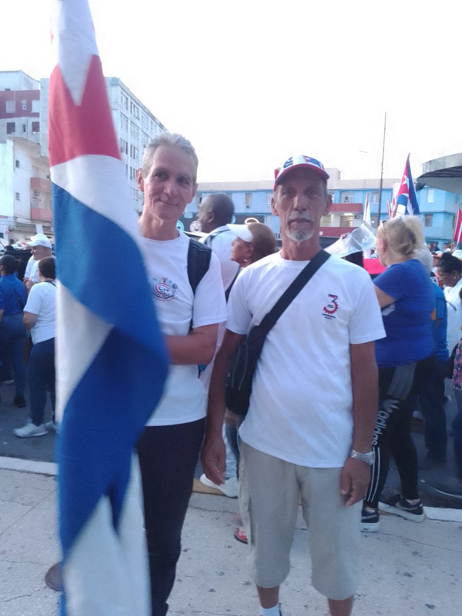 fresneda8's tweet photo. Trabajadores del sector de las Comunicaciones. Presentes en el 1ero de Mayo
#LaPatriaSeDefiende
#SiPorCuba https://t.co/GILfkvGnnz