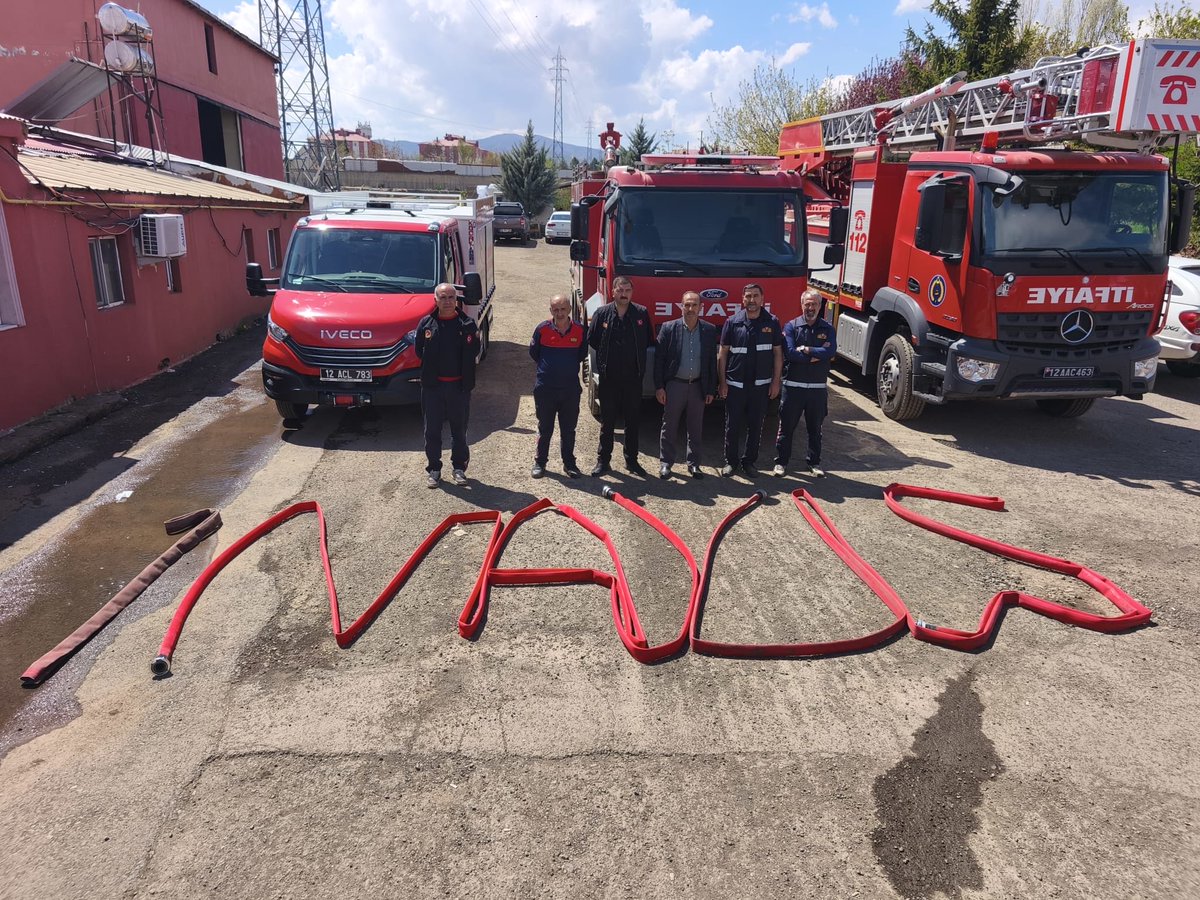 1 Mayıs Uluslararası Birlik,Mücadele ve Dayanışma gününde basın bildirimizi okuduktan sonra,itfaiyede nöbette bulunan arkadaşlarımızı ziyaret ederek Bayramımızı kutladık.