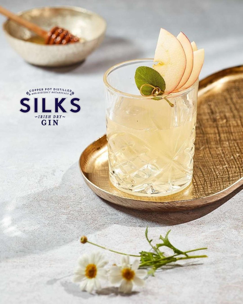 Silksgin's tweet image. Inspired by balmy evenings in the #orchard, the #SilksGin Apple Bee is smooth &amp;amp; balanced. Add 50ml #SilksGin, 25ml honey syrup, 25ml apple juice &amp;amp; 25ml lemon juice to a shaker with ice. Shake well &amp;amp; strain into a tumbler, garnish with fresh red apple &amp;amp; enjoy!