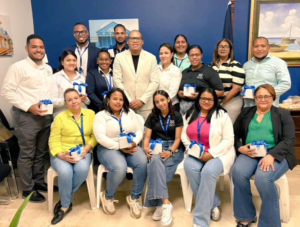 FiscaliaPP's tweet photo. Reconocemos con gratitud y admiración la labor de todas las secretarías y secretarios, pilares silenciosos que sostienen con orden, dedicación y entrega el quehacer diario de nuestra Fiscalía. https://t.co/9eKNPKsyGK