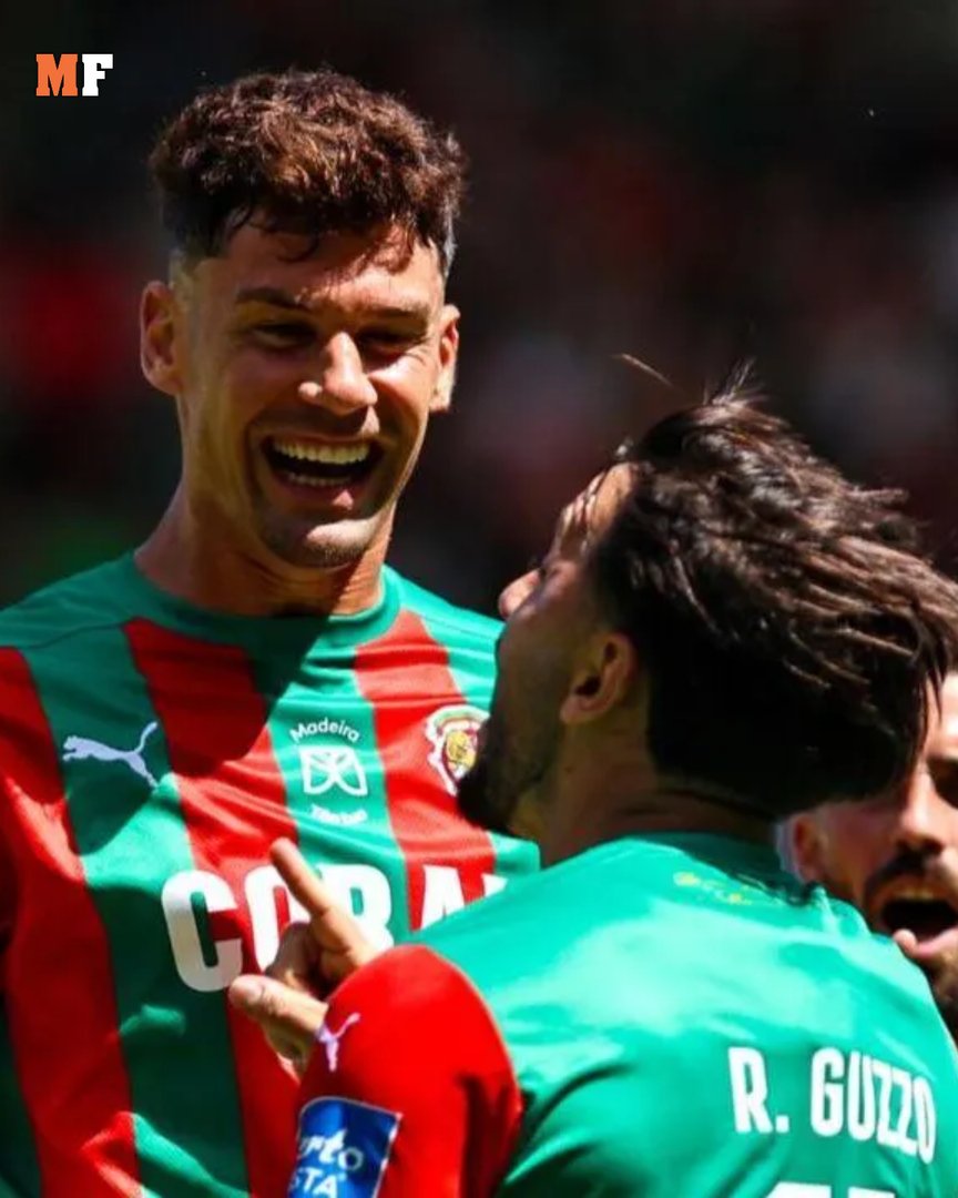 maisfutebol's tweet photo. Depois do triunfo no Seixal e de garantir a subida à Primeira Liga, o Marítimo queria florear a alegria da subida com o título de campeão da II Liga, aproveitando a Festa das Flores que decorre na ilha da Madeira.
#marítimo #ILiga #IILiga #campeão https://t.co/6smG1wUv4n