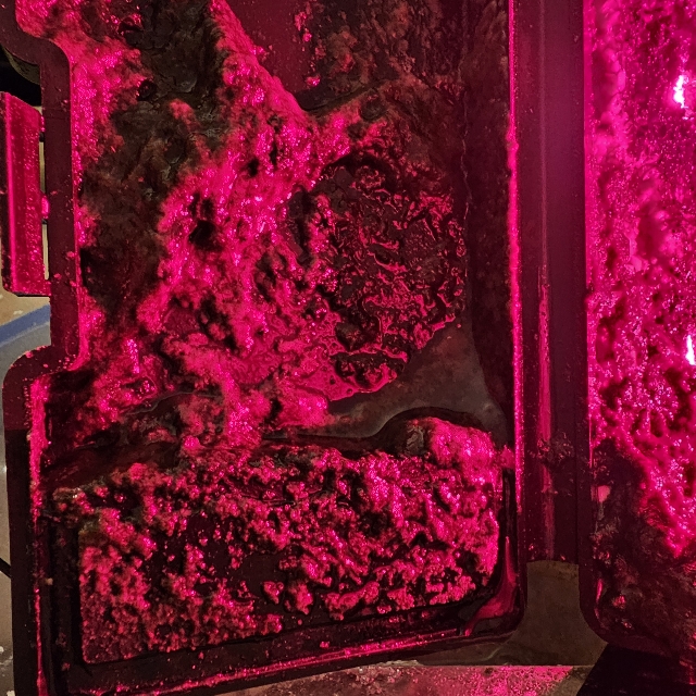 SantaMonicaFil's tweet photo. Different views of a DROP1.2x holding on to thick dark slime. https://t.co/VpB96JSTrw