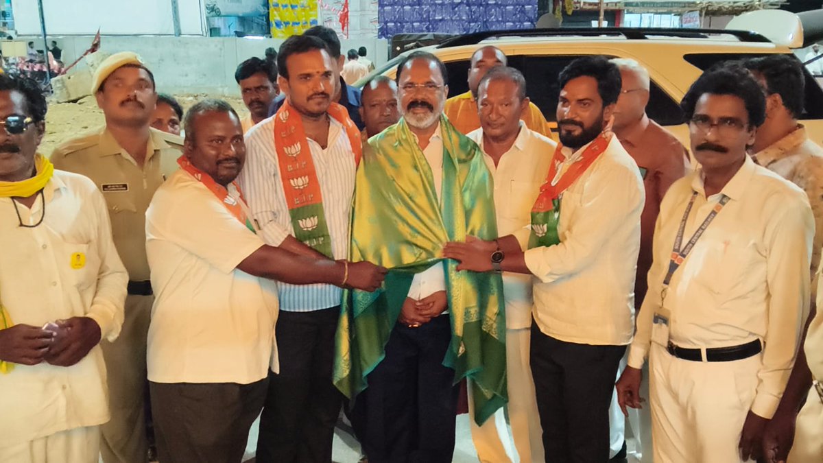 krishnarjun310's tweet photo. ఈరోజు (01/05/2026) చీరాల రైల్వే స్టేషన్ అభివృద్ధి పనులను సమీక్షించడానికి వచ్చిన #tennetikrishnaprasad గారిని కలవడం జరిగినది https://t.co/bQlbJAya8l