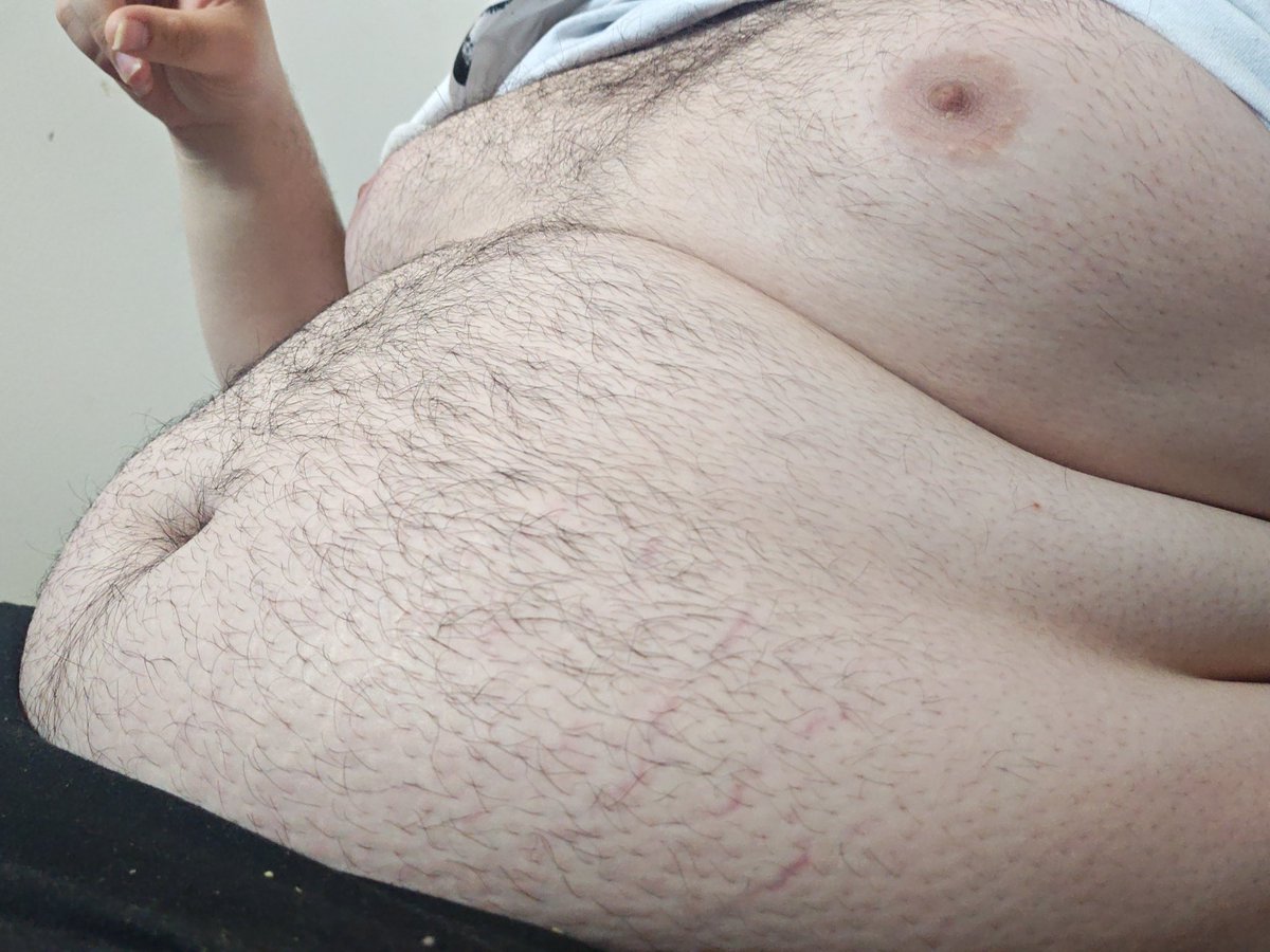 im obsessed with these new stretchmarks happy #fatboyfriday yall 

#belly #grommr #fatfur #feedee #bear #gay #gainer