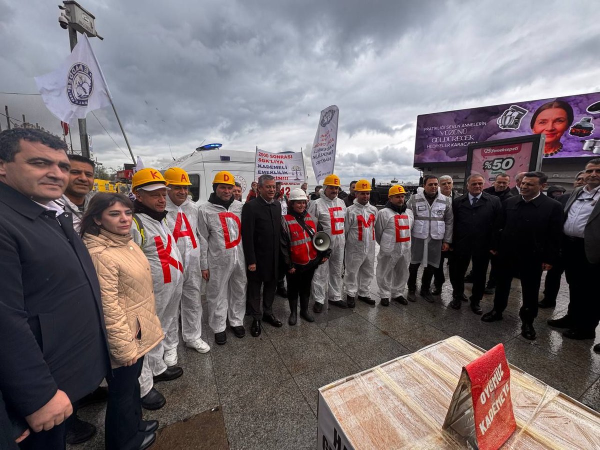 EmadDernegi's tweet photo. 📢 1 MAYIS’TA EMADDER İSTANBUL SAHADA! / GENEL BAŞKAN YARDIMCISI GAMZE ŞENGEL TAŞCIER’E TEŞEKKÜRLERİMİZLE

@herkesicinCHP
@eczozgurozel
@gamzetascier
@ulasskarasu
@CAOIletisim1
@DMendillioglu

1 Mayıs Emek ve Dayanışma Günü’nde Kadıköy’de bulunan İstanbul Yönetim Ekibimiz, Genel Başkanımız Sayın Mihriban Uğurlu ve üyelerimizle birlikte, Cumhuriyet Halk Partisi Çalışma ve Sosyal Güvenlik Politikalarından Sorumlu Genel Başkan Yardımcısı Sayın Gamze Şengel Taşcıer ile bir araya gelmiştir.

Yoğun program akışına rağmen gerçekleşen bu temas, mücadelemizin sahadaki karşılığını ve muhataplık düzeyini göstermesi açısından anlamlıdır.

Karşılaştığımız samimi yaklaşım ve gösterilen ilgi için Sayın Taşcıer’e teşekkür ederiz.

Kademeli emeklilik mücadelesi kararlılıkla devam etmektedir.

Emeklilikte Adalet Derneği

@gunaydingokhan
@ilhankesici
@EnisBerberoglu1
@NamikTan
@nimetozdemir34
@oguzksalici
@OzgurKarabatCHP
@Suat_Ozcagdas
@ttaskinozer
@turkan_elci
@yunusemrechp
@yukselmkilinc

@EmadDernegi
#SıraKademede
#1MayıstaKademe