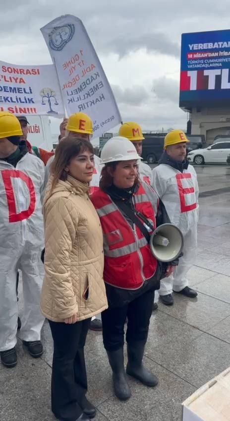 EmadDernegi's tweet photo. 📢 1 MAYIS’TA EMADDER İSTANBUL SAHADA! / GENEL BAŞKAN YARDIMCISI GAMZE ŞENGEL TAŞCIER’E TEŞEKKÜRLERİMİZLE

@herkesicinCHP
@eczozgurozel
@gamzetascier
@ulasskarasu
@CAOIletisim1
@DMendillioglu

1 Mayıs Emek ve Dayanışma Günü’nde Kadıköy’de bulunan İstanbul Yönetim Ekibimiz, Genel Başkanımız Sayın Mihriban Uğurlu ve üyelerimizle birlikte, Cumhuriyet Halk Partisi Çalışma ve Sosyal Güvenlik Politikalarından Sorumlu Genel Başkan Yardımcısı Sayın Gamze Şengel Taşcıer ile bir araya gelmiştir.

Yoğun program akışına rağmen gerçekleşen bu temas, mücadelemizin sahadaki karşılığını ve muhataplık düzeyini göstermesi açısından anlamlıdır.

Karşılaştığımız samimi yaklaşım ve gösterilen ilgi için Sayın Taşcıer’e teşekkür ederiz.

Kademeli emeklilik mücadelesi kararlılıkla devam etmektedir.

Emeklilikte Adalet Derneği

@gunaydingokhan
@ilhankesici
@EnisBerberoglu1
@NamikTan
@nimetozdemir34
@oguzksalici
@OzgurKarabatCHP
@Suat_Ozcagdas
@ttaskinozer
@turkan_elci
@yunusemrechp
@yukselmkilinc

@EmadDernegi
#SıraKademede
#1MayıstaKademe