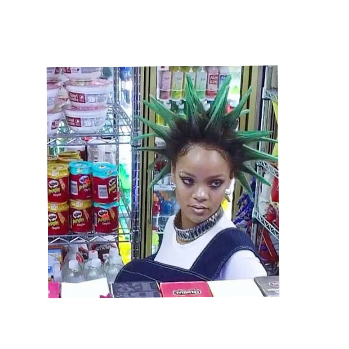 wavyvisualizer's tweet photo. Rihanna’s  punk era https://t.co/U2hEAKa3ar