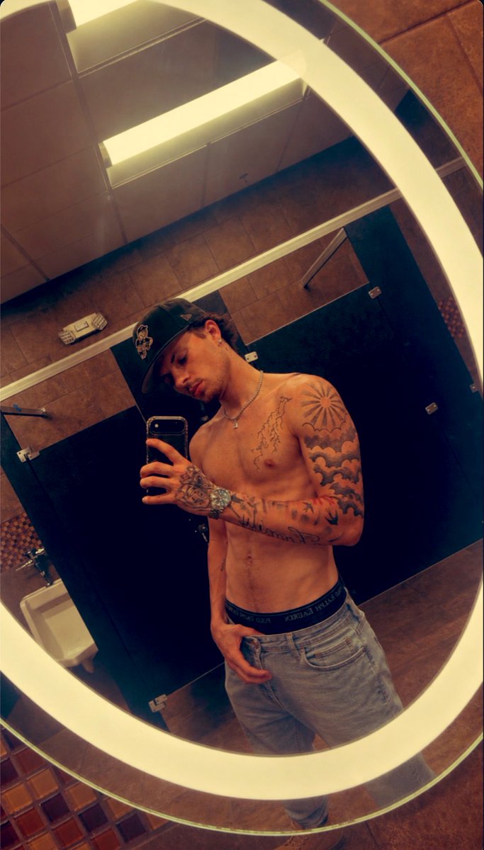 daddyybraw's tweet photo. come rip these jeans off me 😩🙈 https://t.co/lzRA99Q6rB