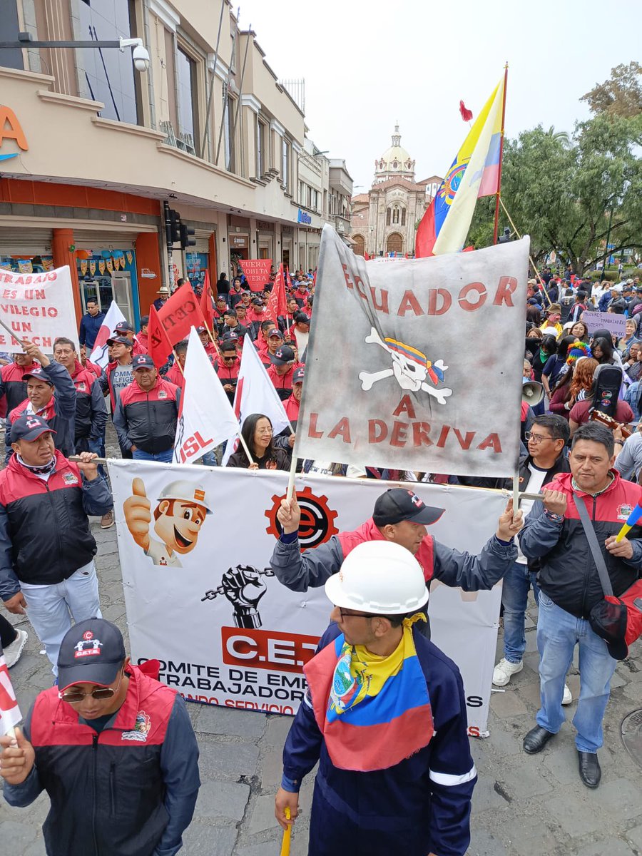 prensaceosl's tweet photo. En Cuenca, la indignación popular estalló en las calles 🚩🔥
Noboa gobierna para los poderosos: entrega el país, empobrece al pueblo y ataca los derechos de la clase trabajadora.
¡Cuenca se levanta, no se somete y no retrocede! ✊
#1DeMayo #CEOSL #Cuenca #FueraNoboa #ElPuebloEnLaLucha
