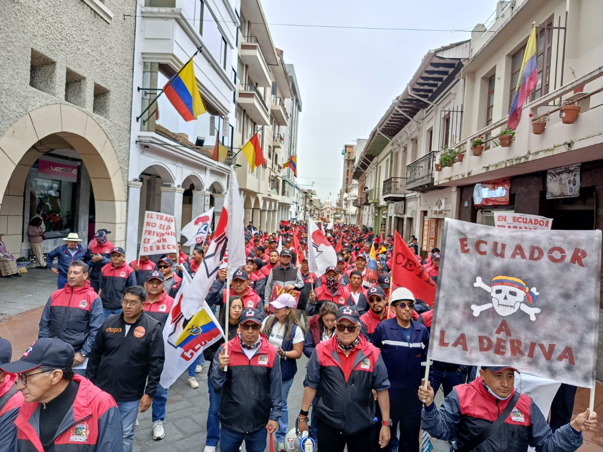 prensaceosl's tweet photo. En Cuenca, la indignación popular estalló en las calles 🚩🔥
Noboa gobierna para los poderosos: entrega el país, empobrece al pueblo y ataca los derechos de la clase trabajadora.
¡Cuenca se levanta, no se somete y no retrocede! ✊
#1DeMayo #CEOSL #Cuenca #FueraNoboa #ElPuebloEnLaLucha