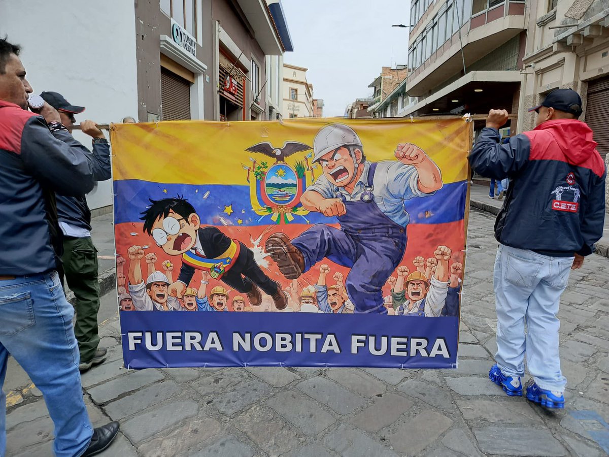 prensaceosl's tweet photo. En Cuenca, la indignación popular estalló en las calles 🚩🔥
Noboa gobierna para los poderosos: entrega el país, empobrece al pueblo y ataca los derechos de la clase trabajadora.
¡Cuenca se levanta, no se somete y no retrocede! ✊
#1DeMayo #CEOSL #Cuenca #FueraNoboa #ElPuebloEnLaLucha