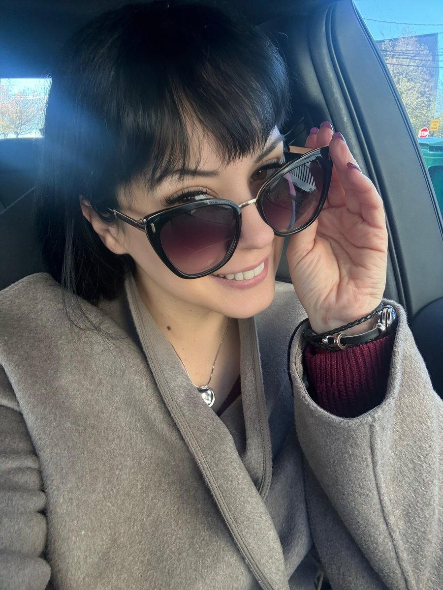 AmberNicoPhoto's tweet photo. Almost made it through the week! Glasses are from Halifornia. Check them out using the 🔗 in the comments. 

#halifornia #brandmodel #sunglasses https://t.co/lfEEggwhmv