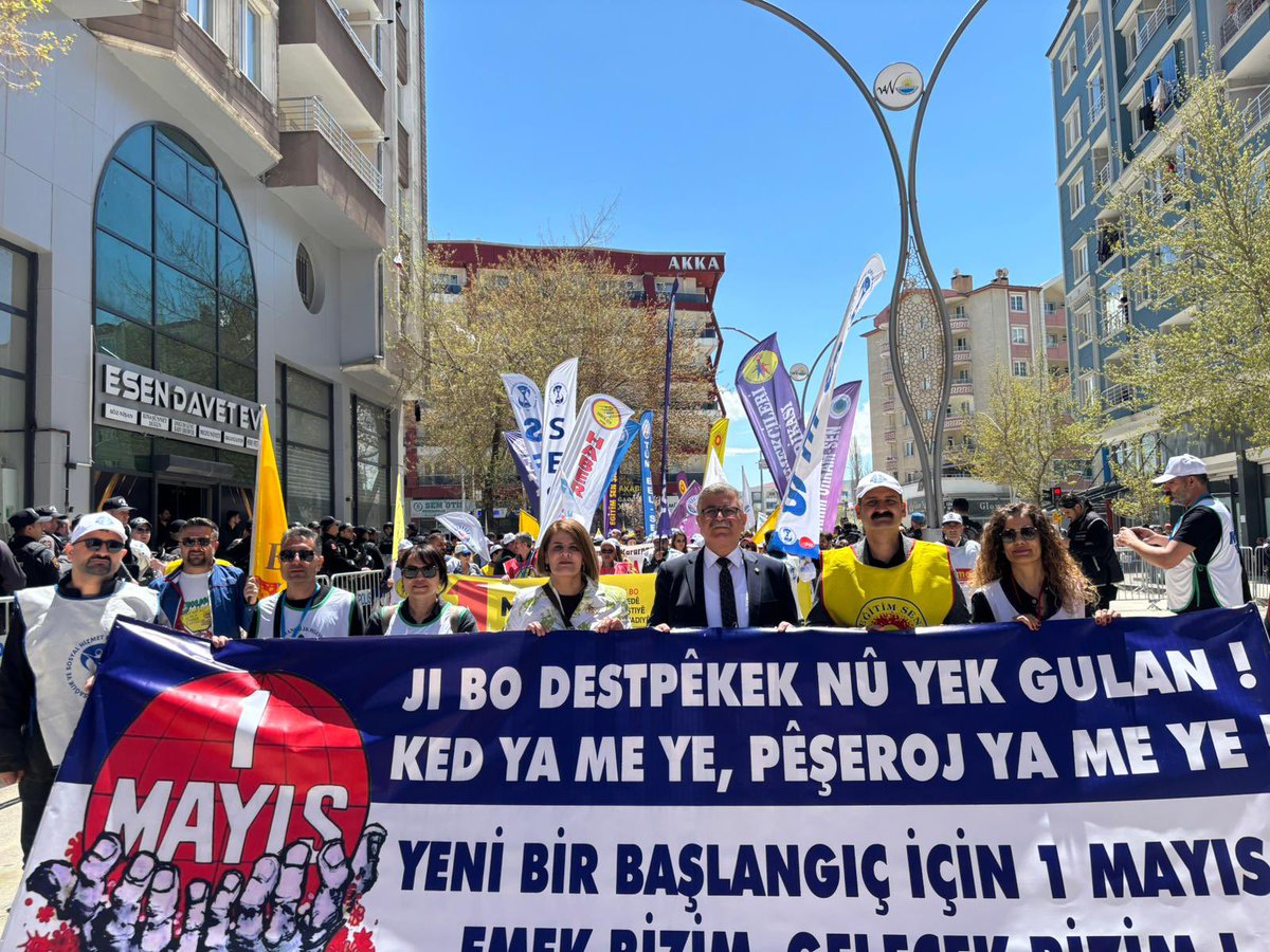 EgitimSenVan's tweet photo. Di 1 Gulanê de em li qadan bûn!

Li dijî xizanî û siyaseta zordestiyê me dengê xwe, daxwazên xwe anî ziman.

Îro carek din me dît ku maf nayê dayîn, bi têkoşînê tê standin. Ji bo jiyaneke wekhev, azad û demokratîk, em ê têkoşîna xwe ya rêxistî mezintir bikin.

Hemû kedkar û hevalên ku qada dagirtin û bi hev re meşiyan re silav û rêz.

Bijî 1 Gulan!

1 Mayıs’ta alanlardaydık!

Emeğin sömürülmesine, güvencesizliğe, yoksulluğa ve baskı politikalarına karşı sözümüzü, taleplerimizi ve irademizi meydanlarda yükselttik.

Bugün bir kez daha gördük ki; hak verilmez, mücadeleyle kazanılır. Eşit, özgür ve demokratik bir yaşam için örgütlü mücadelemizi büyütmeye devam edeceğiz.

Alanları dolduran, omuz omuza yürüyen tüm emekçilere ve dostlarımıza selam olsun.

Yaşasın 1 Mayıs!

@kesk_int 
@egitimsen 
@ahmetkaragoz01 
@zulkufgunesh