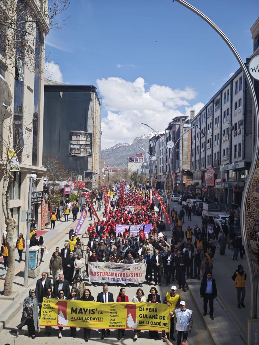 EgitimSenVan's tweet photo. Di 1 Gulanê de em li qadan bûn!

Li dijî xizanî û siyaseta zordestiyê me dengê xwe, daxwazên xwe anî ziman.

Îro carek din me dît ku maf nayê dayîn, bi têkoşînê tê standin. Ji bo jiyaneke wekhev, azad û demokratîk, em ê têkoşîna xwe ya rêxistî mezintir bikin.

Hemû kedkar û hevalên ku qada dagirtin û bi hev re meşiyan re silav û rêz.

Bijî 1 Gulan!

1 Mayıs’ta alanlardaydık!

Emeğin sömürülmesine, güvencesizliğe, yoksulluğa ve baskı politikalarına karşı sözümüzü, taleplerimizi ve irademizi meydanlarda yükselttik.

Bugün bir kez daha gördük ki; hak verilmez, mücadeleyle kazanılır. Eşit, özgür ve demokratik bir yaşam için örgütlü mücadelemizi büyütmeye devam edeceğiz.

Alanları dolduran, omuz omuza yürüyen tüm emekçilere ve dostlarımıza selam olsun.

Yaşasın 1 Mayıs!

@kesk_int 
@egitimsen 
@ahmetkaragoz01 
@zulkufgunesh