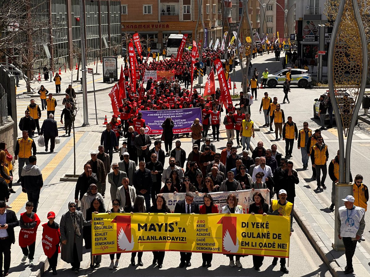 EgitimSenVan's tweet photo. Di 1 Gulanê de em li qadan bûn!

Li dijî xizanî û siyaseta zordestiyê me dengê xwe, daxwazên xwe anî ziman.

Îro carek din me dît ku maf nayê dayîn, bi têkoşînê tê standin. Ji bo jiyaneke wekhev, azad û demokratîk, em ê têkoşîna xwe ya rêxistî mezintir bikin.

Hemû kedkar û hevalên ku qada dagirtin û bi hev re meşiyan re silav û rêz.

Bijî 1 Gulan!

1 Mayıs’ta alanlardaydık!

Emeğin sömürülmesine, güvencesizliğe, yoksulluğa ve baskı politikalarına karşı sözümüzü, taleplerimizi ve irademizi meydanlarda yükselttik.

Bugün bir kez daha gördük ki; hak verilmez, mücadeleyle kazanılır. Eşit, özgür ve demokratik bir yaşam için örgütlü mücadelemizi büyütmeye devam edeceğiz.

Alanları dolduran, omuz omuza yürüyen tüm emekçilere ve dostlarımıza selam olsun.

Yaşasın 1 Mayıs!

@kesk_int 
@egitimsen 
@ahmetkaragoz01 
@zulkufgunesh