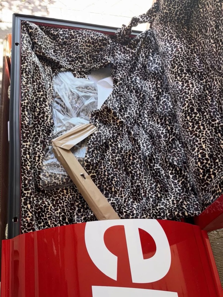 DropsByJay's tweet photo. People are starting to receive their Supreme®/Titan Caskets ⚰️💀 https://t.co/QgExfDT5Eh