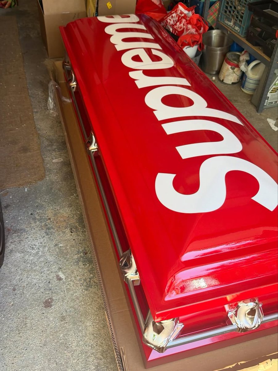DropsByJay's tweet photo. People are starting to receive their Supreme®/Titan Caskets ⚰️💀 https://t.co/QgExfDT5Eh