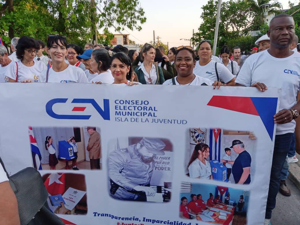 Inform_CEMIJ's tweet photo. 🇨🇺 Concentrados para el desfile del 1ro de Mayo, el Consejo Electoral firme y presente. 
#SentirPinero
#IsladelaJuventud
#Juntosporlademocracia https://t.co/A3v382IUpK