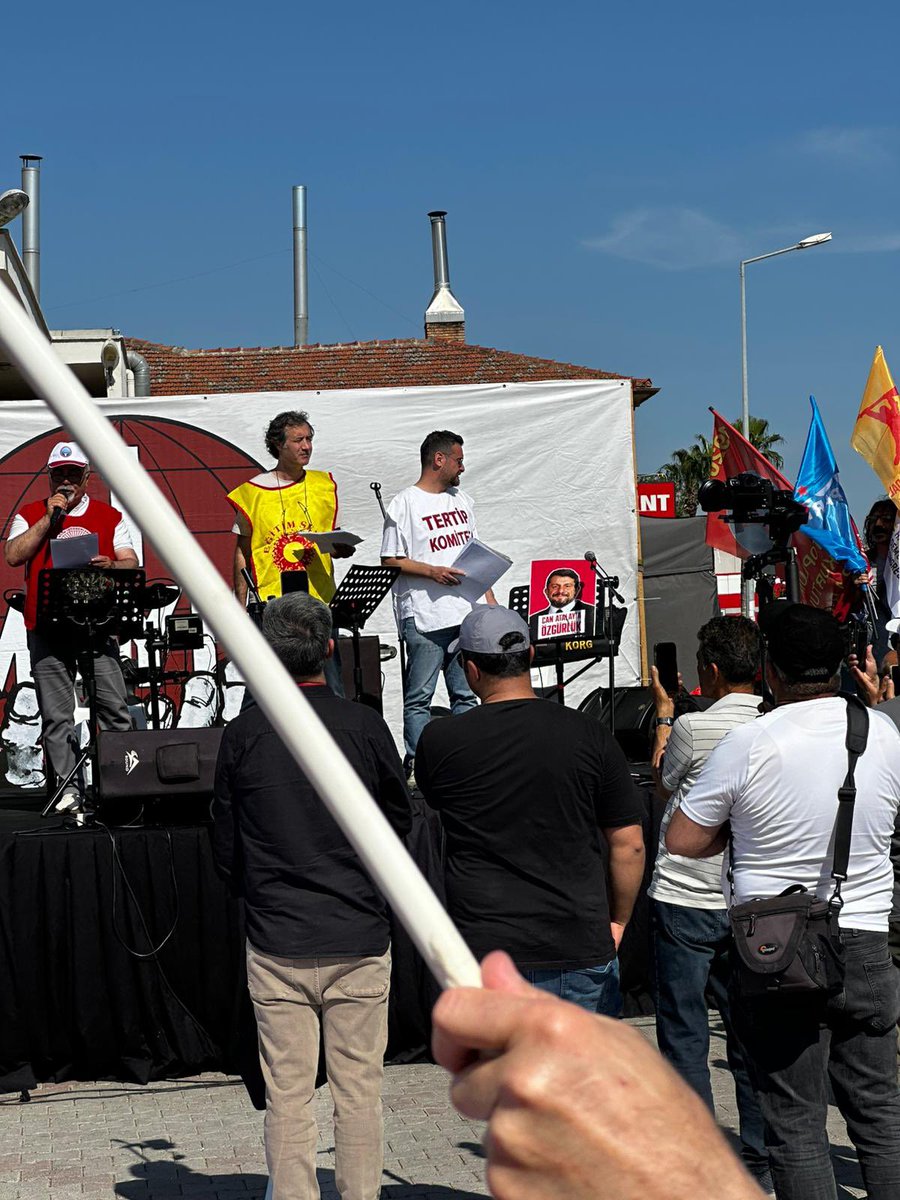 tipmersinil's tweet photo. “Kazanacak Bir Dünya Var!” şiarımızla Tarsus’ta 1 Mayıs meydanındaydık.

Saray anayasa tanımaz olunca, sarayın bekçileri de Can Atalay dövizimizi engellemeye çalıştı, soruşturma açtırmakla tehdit etti. Ancak seçilmiş milletvekili Can Atalay yoldaşımız kürsüde yerini buldu. https://t.co/8bXoHRQWo7