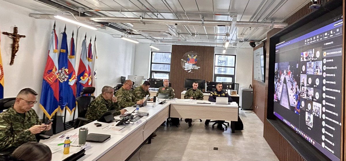 COMANDANTE_FFMM's tweet photo. En el marco del Día Internacional del Trabajo, desde el Puesto de Mando Institucional (PMI), las @FuerzasMilCol mantienen un seguimiento permanente y en tiempo real al despliegue operacional en todo el territorio nacional, verificando el cumplimiento de los dispositivos de seguridad y la adecuada articulación interinstitucional en cada región del país.

Nuestros soldados de tierra, mar, aire y río reafirman su compromiso con la defensa de la soberanía, la integridad territorial y la protección de los derechos y libertades de los ciudadanos a la manifestación publica y pacífica, trabajando de manera coordinada para que esta jornada transcurra con total tranquilidad.