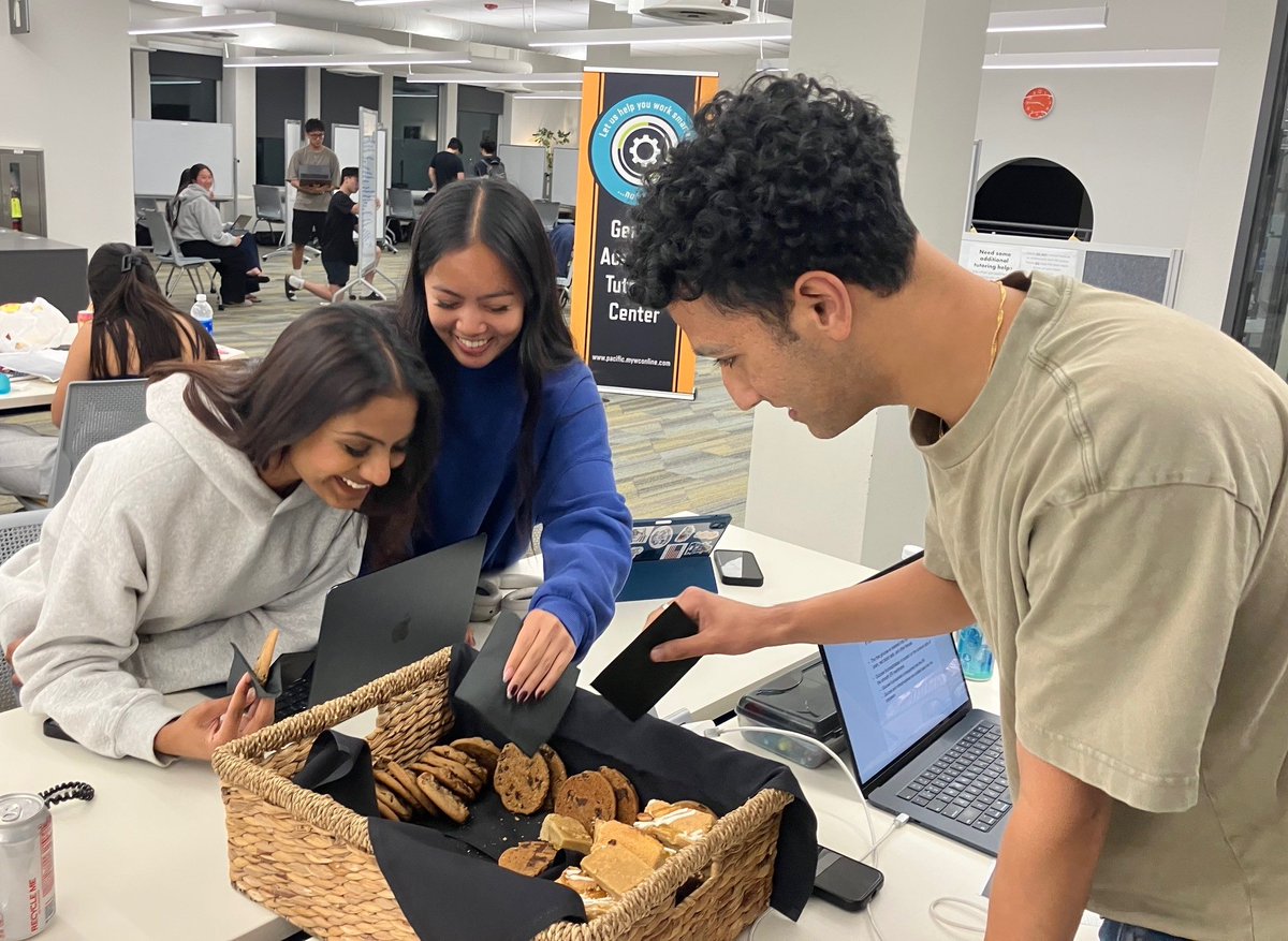 PacificPres's tweet image. First Lady @JeanAtPacific &amp;amp; I love our tradition of delivering late-night cookies to help fuel our hard-working @UOPacific students during Finals. 300 students = 300 cookies at @PacificLibrary. Go get ‘em Tigers! You've got this! #finalsweek #PacificProud