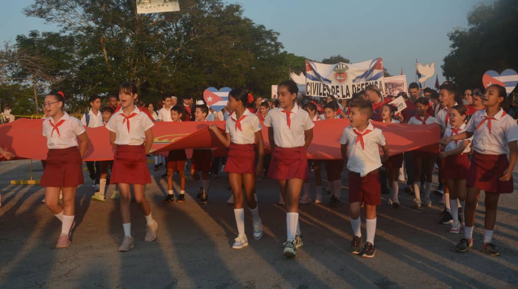 🇨🇺 | En una jornada que convocó a la unidad, la firmeza y el compromiso de todo un pueblo, este Primero de Mayo se vivió con intensidad en cada calle y plaza de Villa Clara porque #LaPatriaSeDefiende.
#VillaClaraConTodos