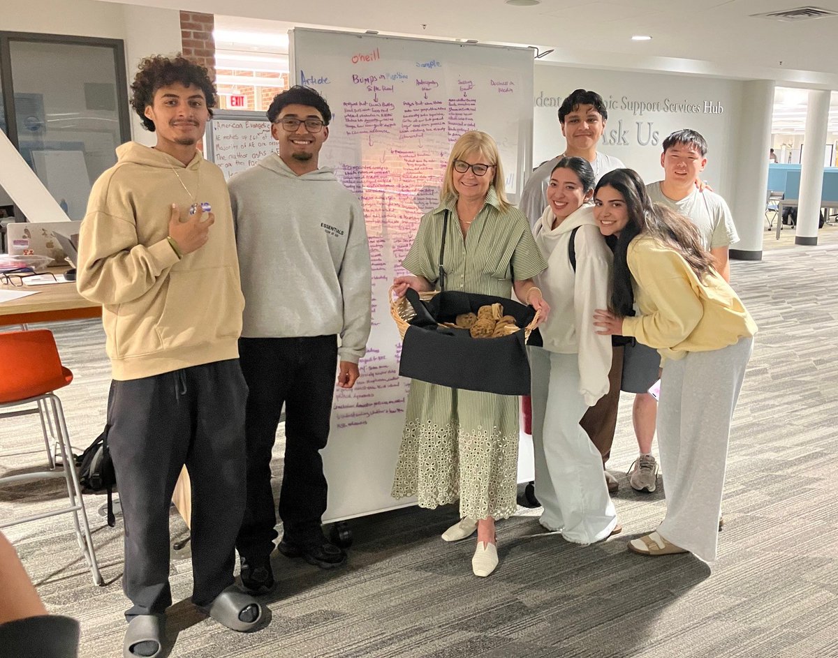 PacificPres's tweet image. First Lady @JeanAtPacific &amp;amp; I love our tradition of delivering late-night cookies to help fuel our hard-working @UOPacific students during Finals. 300 students = 300 cookies at @PacificLibrary. Go get ‘em Tigers! You've got this! #finalsweek #PacificProud