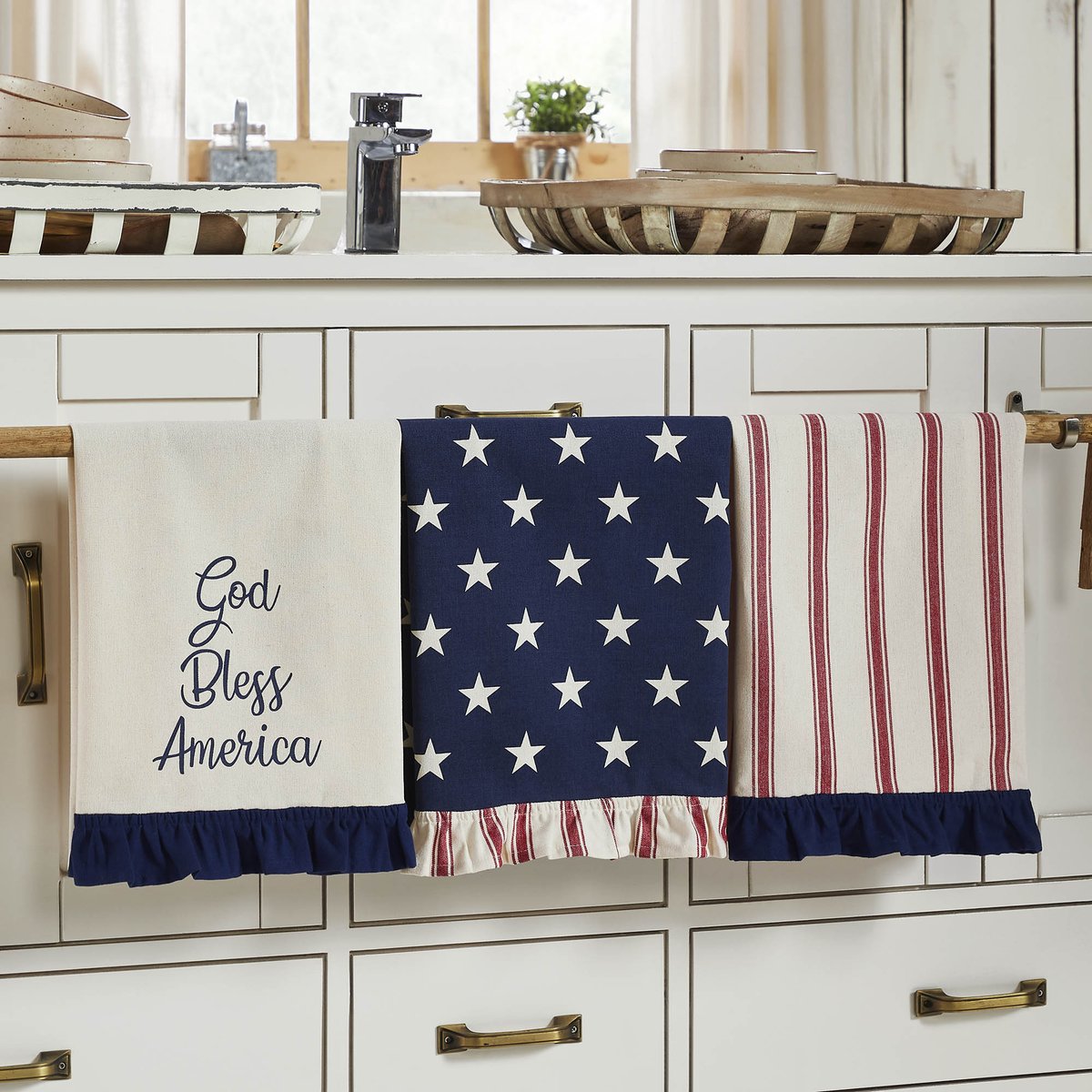 lange_store's tweet image. Add a touch of patriotic charm to your kitchen with the Patriotic God Bless America Ruffled Tea Towel Set of 3. Find it Online Here: langegeneralstore.com/collections/am…

#patrioticdecor #americanadecor #kitchendecor #kitchentowels #homedecor