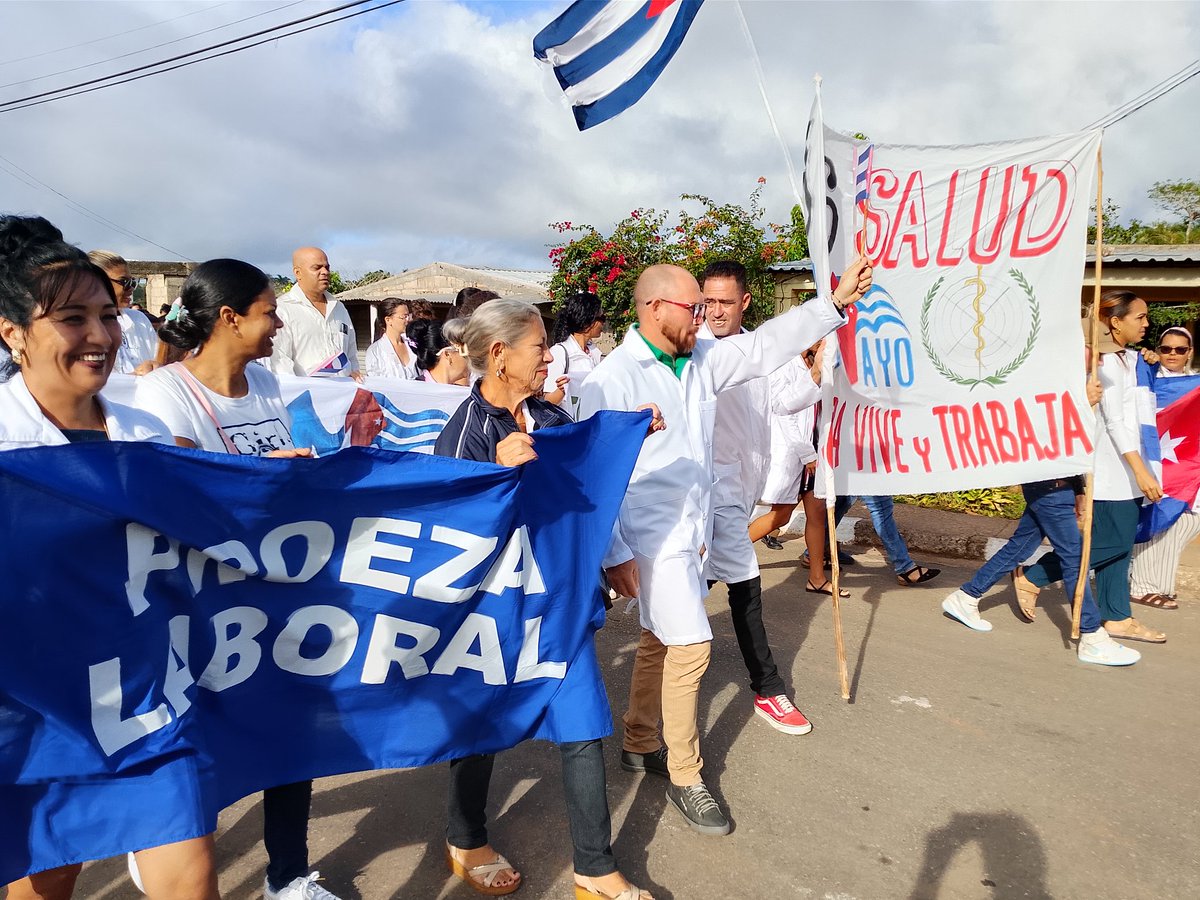 elionger66848's tweet photo. Ver el desfile del 1° de mayo me llena de orgullo. Detrás de cada sonrisa hay una historia de esfuerzo, cuidado y esperanza. Los médicos también estamos ahí, celebrando la vida que cuidamos cada día. 🚩🩺 #PrimeroDeMayo https://t.co/1bcjFWTVEL