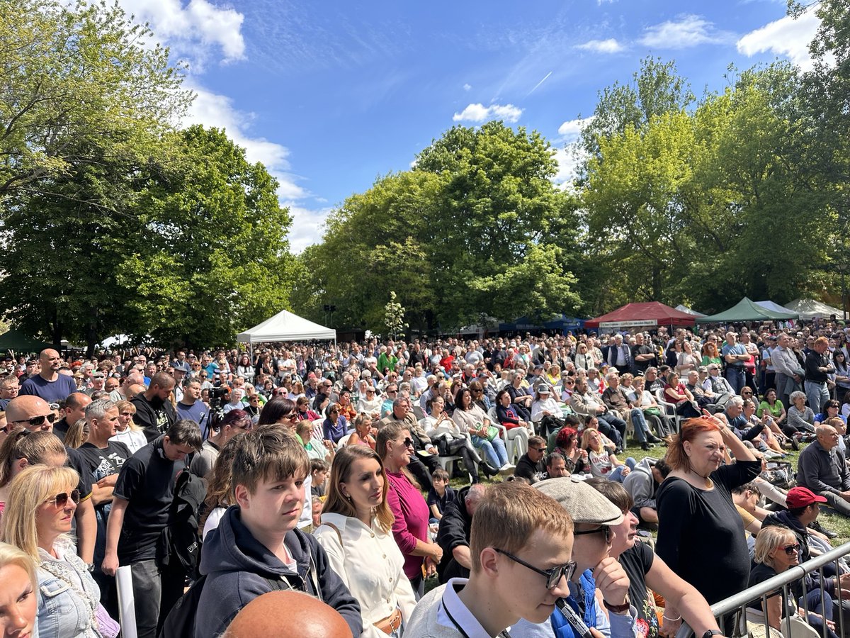 ToroczkaiLaszlo's tweet photo. Soha nem voltunk még olyan sokan hazánk legnagyobb majálisán, a Mi Hazánk május elsejei rendezvényén, mint ma. Sok ezren jöttünk össze, és közel öt órán át igyekeztem aláírni a választási kampányban ismertté vált plakátjainkat, és mindenkivel kezet fogni, de így sem értünk a sor végére.

Ismét hatalmas erőt kaptam a honfitársaimtól, akik elszántabbak, mint valaha. Mindenki a munka, a küzdelem folytatására készül, mert mindenki érzi, hogy most jön el igazán a Mi Hazánk ideje.