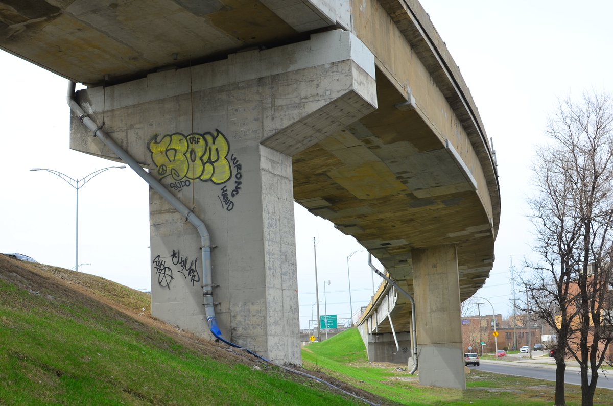 refletdesociete's tweet photo. Les routes et les ponts du Québec sont en ruine. Les nids-de-poule sont partout. Un aperçu de l'état déplorable de nos infrastructures.
Un point de vue percutant du magazine Reflet de Société : https://t.co/LOMY2rztRr
#refletdesociété #infrastructures https://t.co/QhDyAOrV61