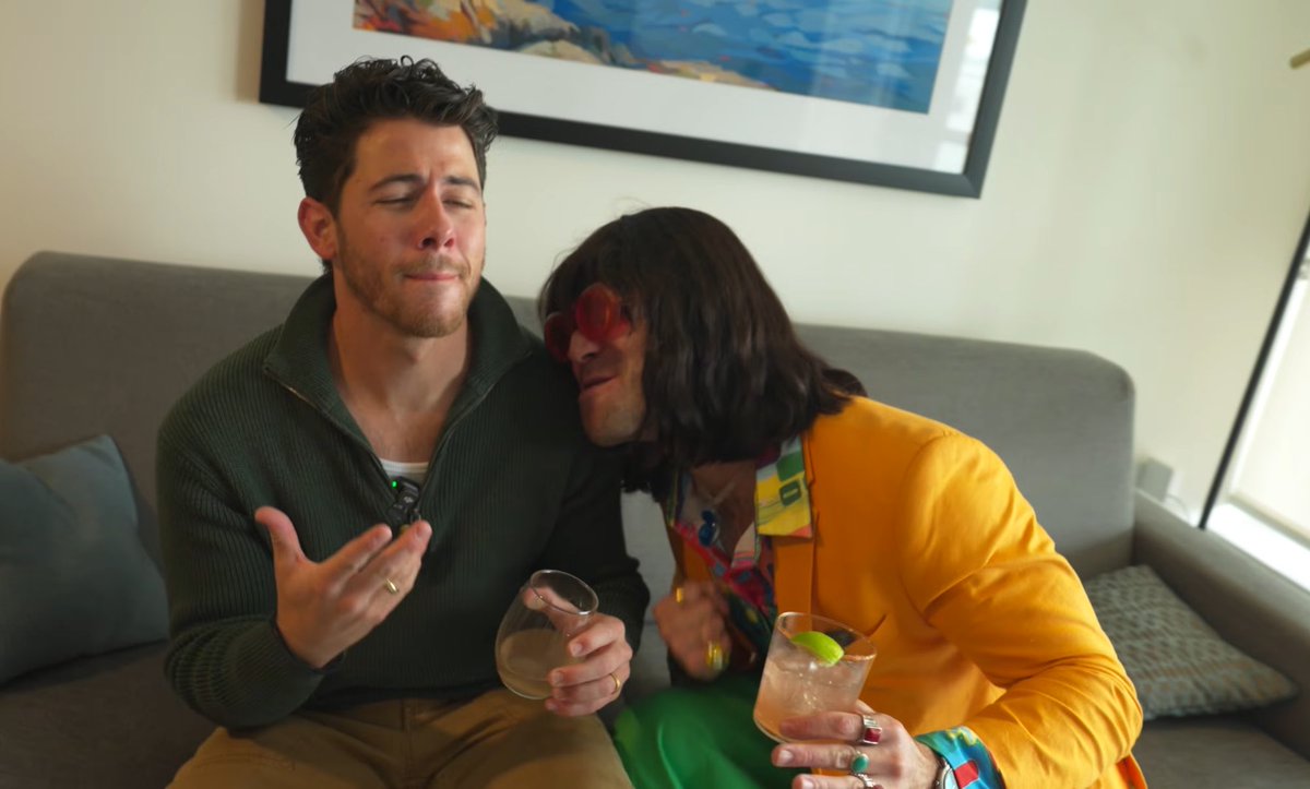 Hayleyx3jb's tweet photo. Summer time cockies & friendship! 🥃🥃💚 @nickjonas #mrfantasy https://t.co/n0zTSqiWss