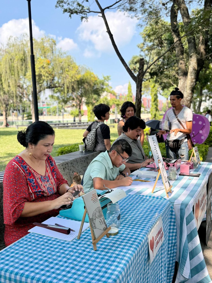KalinaEditorial's tweet photo. También contamos con la participación de poetas en nuestra dinámica de Poemas por encargo: Nelson Alonso, Lauri García Dueñas, Alberto López Serrano y Josué Andrés Moz, a quienes agradecemos. Fueron tres días dedicados a la literatura, compartiendo muchos libros entre amigxs. https://t.co/CuV4bMQnuq