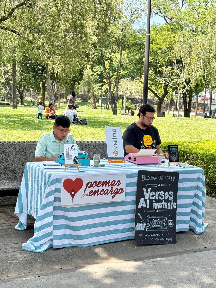 KalinaEditorial's tweet photo. También contamos con la participación de poetas en nuestra dinámica de Poemas por encargo: Nelson Alonso, Lauri García Dueñas, Alberto López Serrano y Josué Andrés Moz, a quienes agradecemos. Fueron tres días dedicados a la literatura, compartiendo muchos libros entre amigxs. https://t.co/CuV4bMQnuq