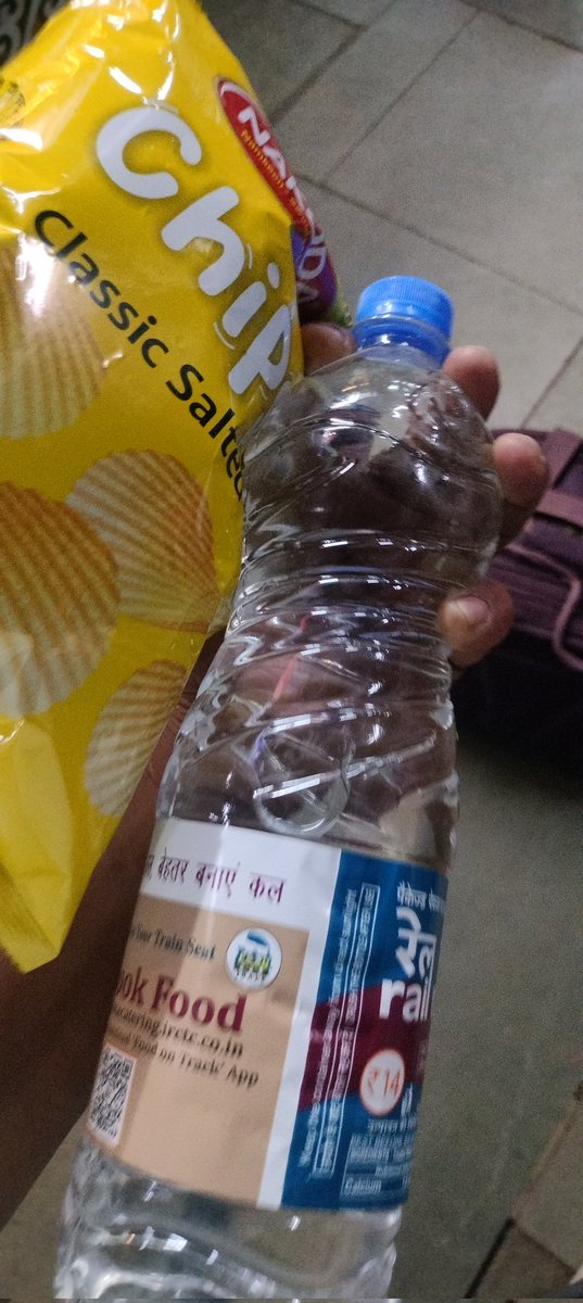 Hariman25410191's tweet photo. Jabalpur railway station platform 2 me Rs14 wala pani Rs20 me aur Rs20 Wala chips packet Rs30 me khule aam bech rahe h @indianrailway__ @IRCTCofficial @drmjabalpur @AshwiniVaishnaw https://t.co/xzdRGIiYdm