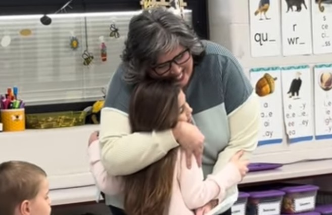 The_SLHS's tweet photo. Here's a video with some of our students surprising the teachers.
https://t.co/MY4mYs0MLu https://t.co/KGi8syhGWr