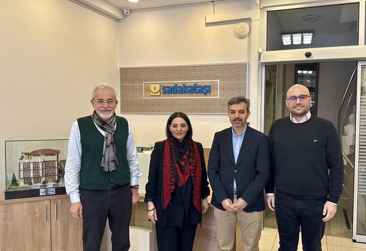 kemal_ozdal's tweet photo. İstanbul milletvekili Sayın Şengül Karslı [@avsengulk ]
Hanımefendi bugün @sadakatasi derneğimize bir nezaket ziyaretinde bulundu.
Ziyarette derneğimizin başta Mısır’da bulunan Gazzeli hasta ve yaralılara yönelik yapmış olduğumuz çalışmalar olmak üzere faaliyetlerimizi değerlendirdik.
Sayın Vekilimize çalışmalarımıza verdiği destek ve nazik ziyaretleri için teşekkür ederiz.