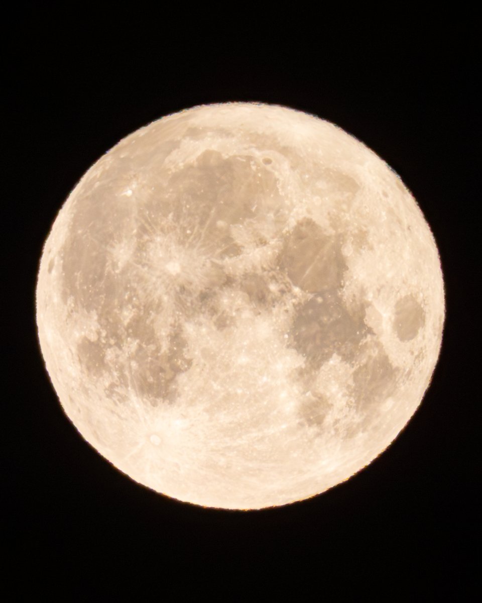 今夜の満月です。
午前2時頃から晴れてきて、現在は美しい満月が見えています。
今月は5月31日にもう一度満月があります。この日は今年最小に見える満月ですよ。
どの形の月も魅力的ですが、満月は特に目を引きますね。
今起きている方は少しだけ月を眺めてみましょう。