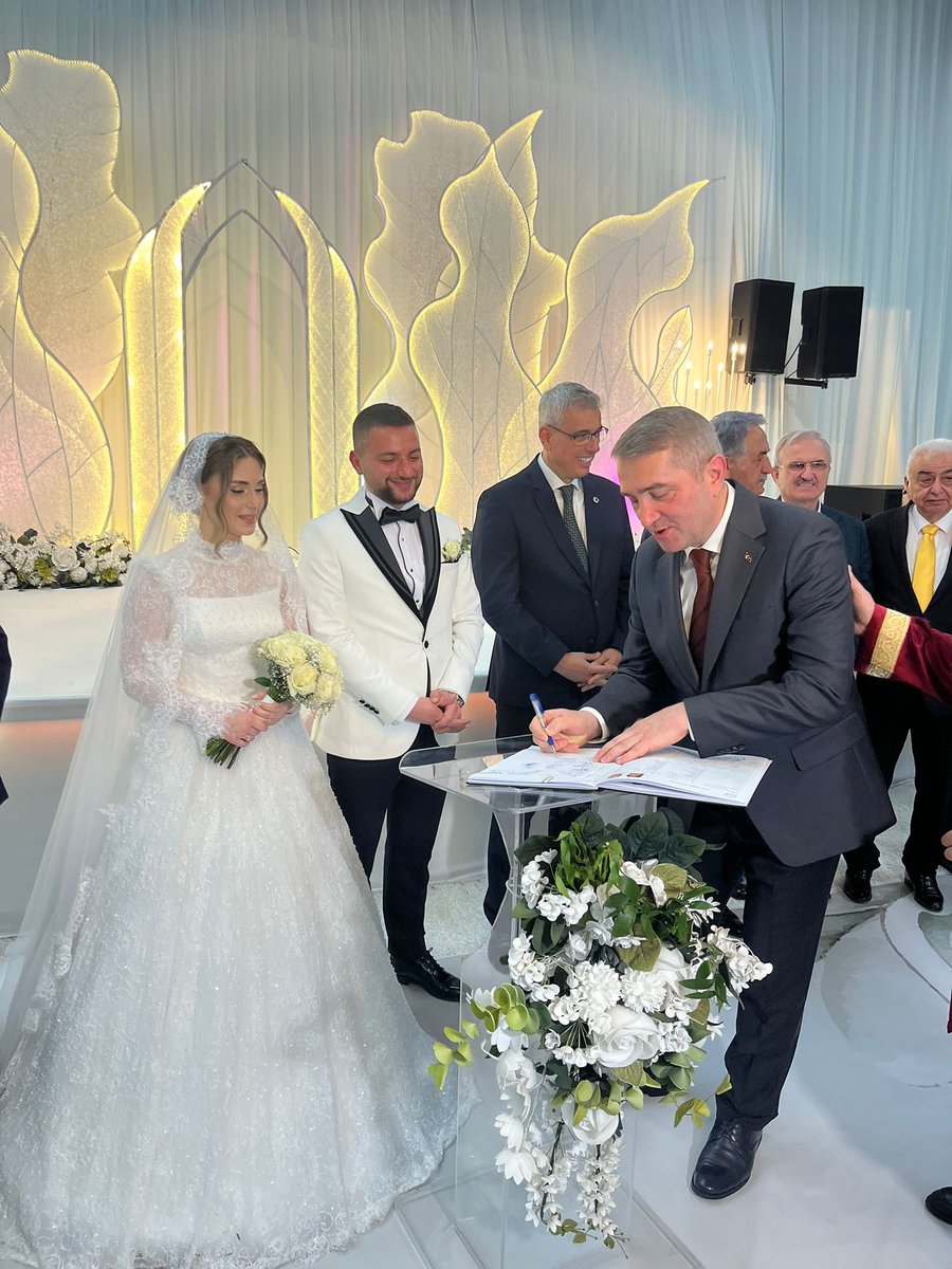 SelimTemurci's tweet photo. Önceki dönem Çayeli Belediye Başkanımız Rıza Çakır Bey’in kıymetli oğlu Osman Serdar ile Meryem Yaren evlatlarımızın nikâh törenine katılarak bu güzel birlikteliğe şahitlik ettik.

Bir ömür boyu sürecek bu yolculuklarında genç çiftimize sağlık, huzur ve mutluluklar diliyorum. https://t.co/9SVBcUgodm