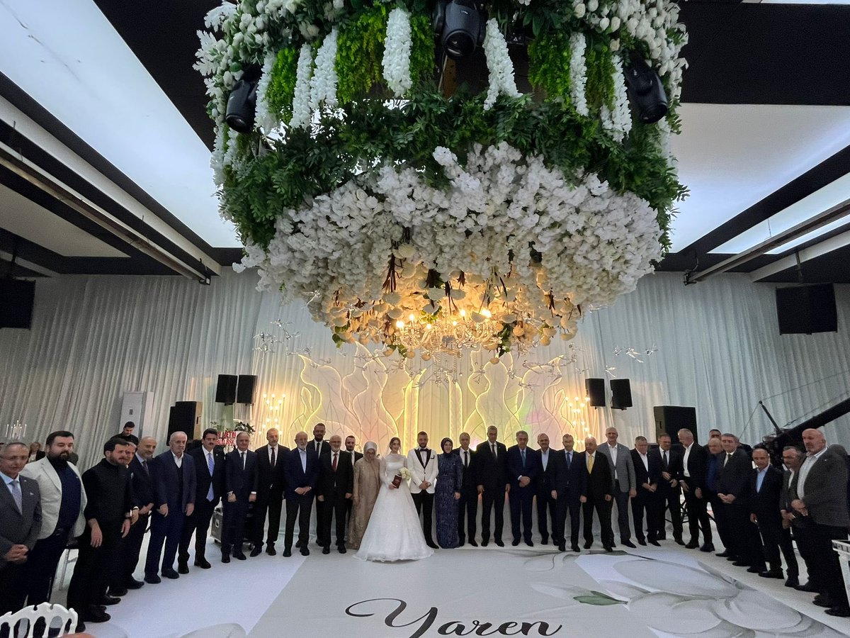 SelimTemurci's tweet photo. Önceki dönem Çayeli Belediye Başkanımız Rıza Çakır Bey’in kıymetli oğlu Osman Serdar ile Meryem Yaren evlatlarımızın nikâh törenine katılarak bu güzel birlikteliğe şahitlik ettik.

Bir ömür boyu sürecek bu yolculuklarında genç çiftimize sağlık, huzur ve mutluluklar diliyorum. https://t.co/9SVBcUgodm
