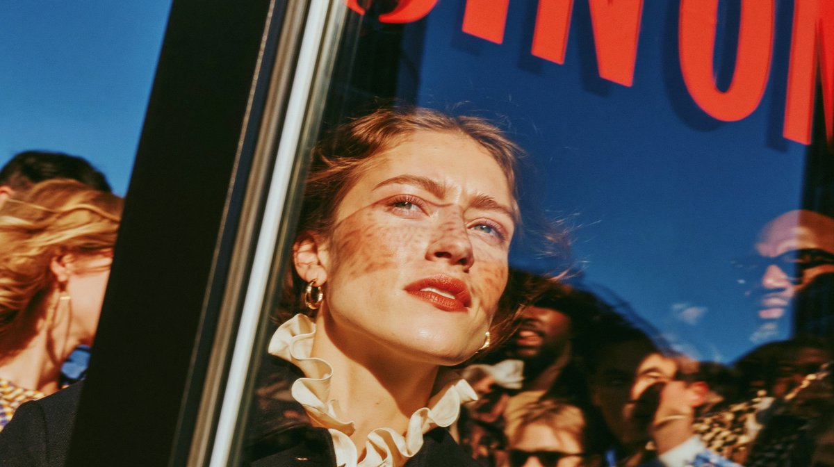 srivadhiraja's tweet image. Exit scene. Enter presence. 🎥
Midjourney Explorations.

#Midjourney #AIArt #StreetStyle #Editorial #Photography #Fashion #BoldFashion #Style #Candid