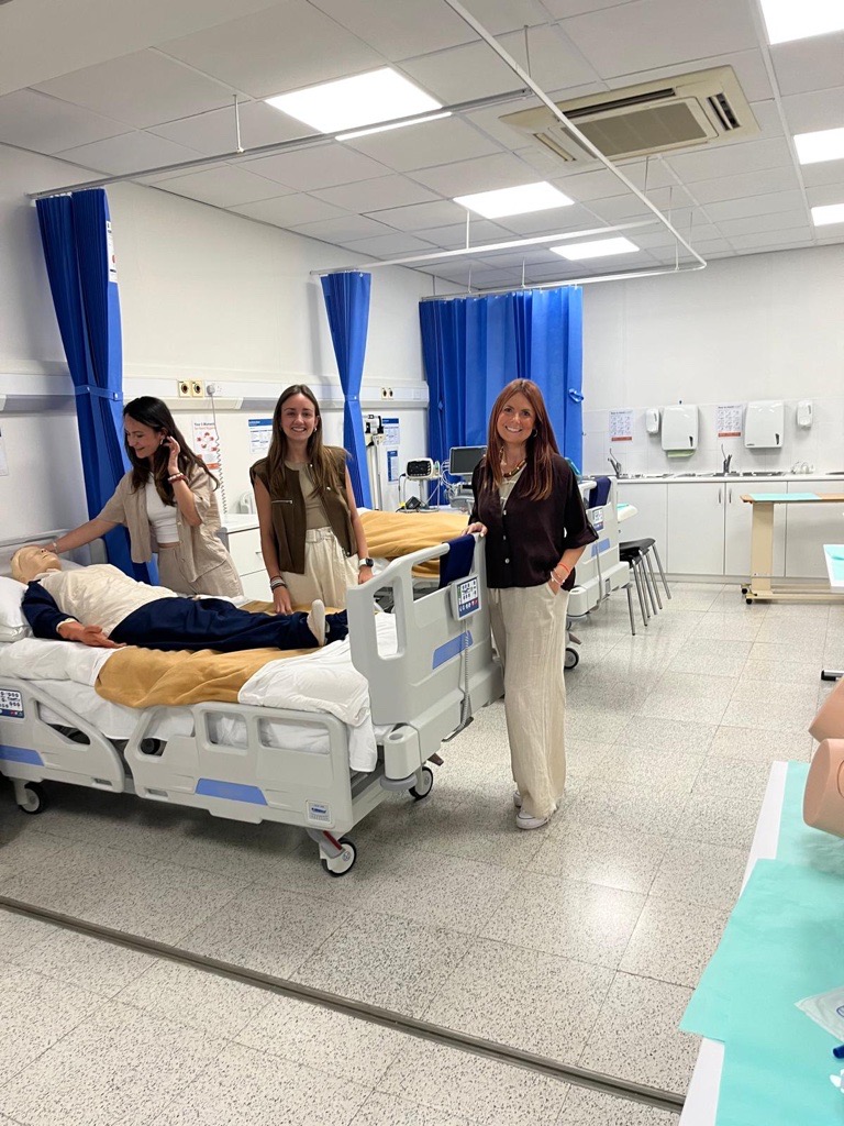 IESMUribarri's tweet image. Nuestra profesora Laura Alonso, de Formación Profesional ha finalizado con gran éxito 🙌 su #Erasmus en #Cyprus 🇨🇾
¿Sabes qué país es en castellano?