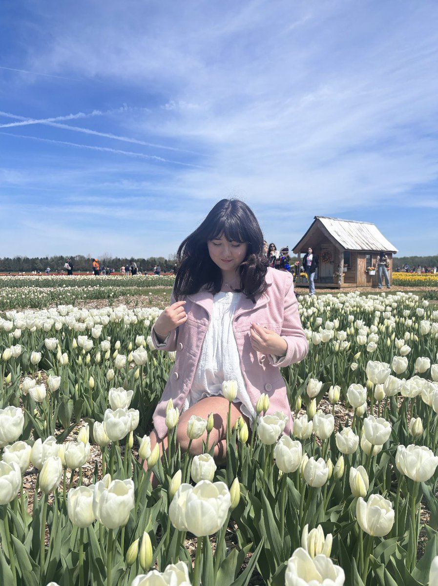 lovsonnets's tweet photo. flower field frolicking princess https://t.co/KPuDvdRCPM