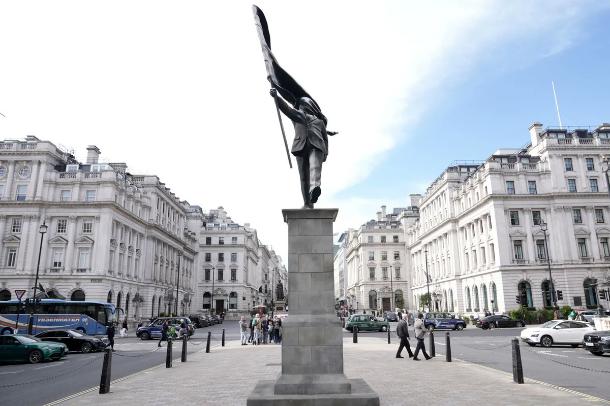 🪅Banksy lo hizo de nuevo: con un camión, conos y un equipo ultraeficiente, instaló en Londres una estatua al amparo del anonimato. La obra muestra a un hombre de traje caminando a ciegas, con el rostro cubierto por una bandera. Arte audaz que desafía la vigilancia urbana.