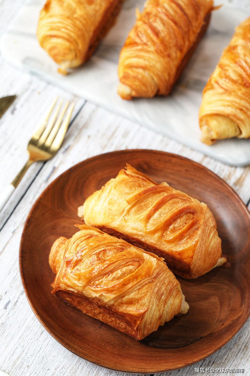 HennesseyAnne's tweet photo. Baked fresh this morning!  Buttery croissants with flaky layers u0026 a warm chocolate twist—pure joy in every bite. Who’s stealing a piece  #HomeBakingVibes #FreshFromOven https://t.co/5RnmzccQZK