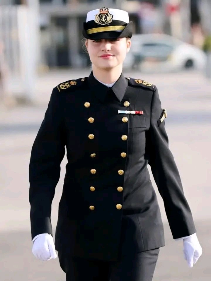 princess0Leo's tweet image. Self-confidence works just like a muscle it grows in response to the level of performance required of it. Either you use it or you lose it.
#Princess #Leonor 
#militarytraining #military 🪖