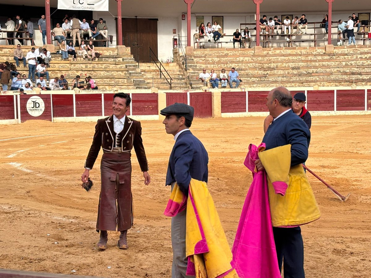 portaltaurino's tweet photo. Calanda (Teruel) festival con novillos de @CastillejodeH Huebra buenos para la despedida de “El Molinero” dos orejas, @CurroDiazOf que sustituye a @ucedaleal dos orejas, Diego @urdialesweb dos orejas, Jorge @jisiegas dos orejas y el novillero, Diego Tebas vuelta @portaltaurino https://t.co/eIq8Z814hF