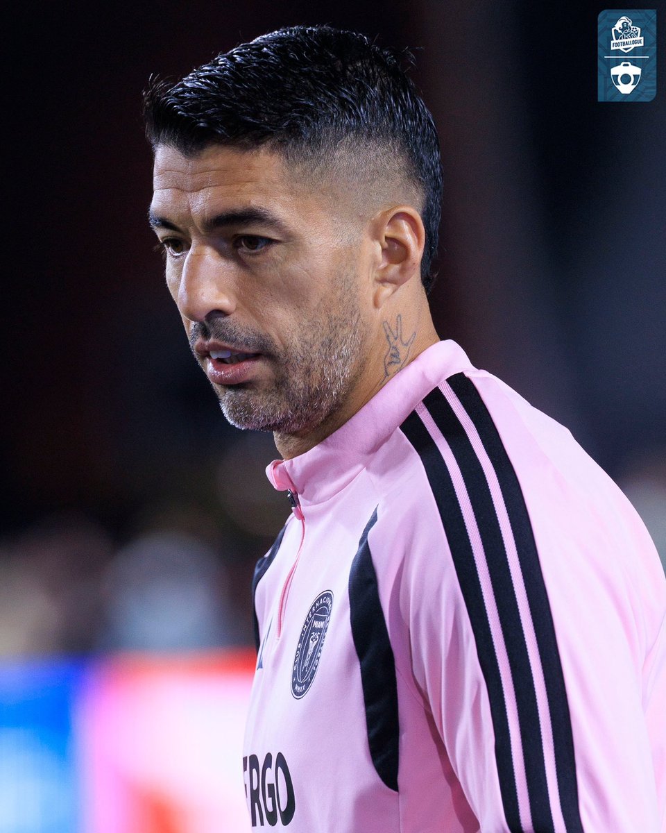 Footballogue's tweet photo. Luis Suárez s’ouvre sur sa personnalité et ce qui l’a façonné. 🧠🇺🇾

« À l’Ajax, on m’a dit que j’étais trop gros. À Liverpool, on m’a attaqué à cause de mon mauvais comportement. À Barcelone, on m’a attaqué à cause de périodes où j’étais en mauvaise forme. J’ai dû me battre à chaque phase de ma carrière.

Depuis que je suis petit, j’ai dû me battre. J’étais toujours dehors pour trouver de la nourriture, pour m’assurer que ma famille et moi pouvions manger, et quand je dis toujours, c’est TOUJOURS. Depuis que je me souviens, j’ai toujours dû me battre.

En même temps, je réalise qu’il y a eu des moments où je n’ai pas donné le bon exemple. Parfois, ma femme et mes enfants n’en croient pas leurs oreilles quand ils entendent mes cris. Mais cette façon d’être… cette rébellion qui est en moi, ce combat, c’est ce qui m’a fait.

J’ai essayé de changer cela. Mais parfois, quand je suis sur le terrain… la personnalité que je viens de décrire… elle gagne tout simplement. »

(@InterMiamiCF)